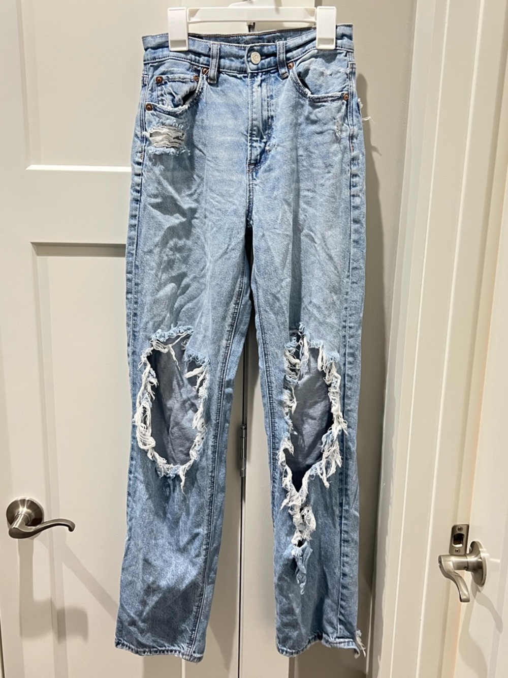 American Eagle High-Waisted Ripped Boyfriend Jeans 00